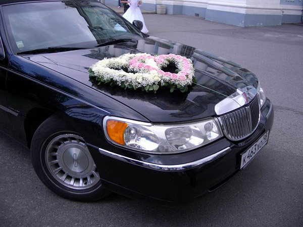 Украшение машины на свадьбу